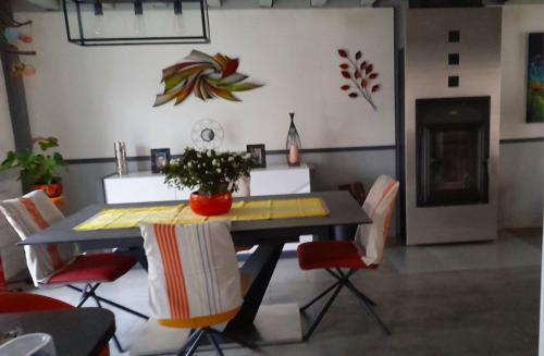 een eetkamer met een tafel en stoelen bij Maison de 3 chambres avec jardin clos et wifi a Champcueil in Champcueil
