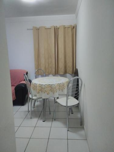 einen weißen Tisch und Stühle in einem Zimmer in der Unterkunft APTO 201 completo temporada Maceió (DIARIA) in Maceió