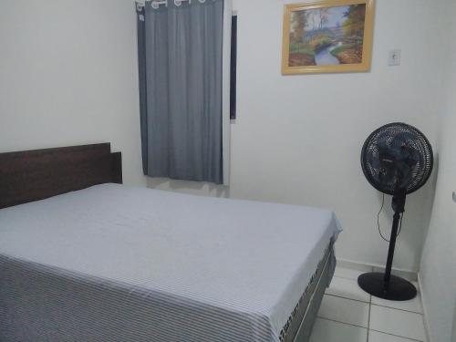 een slaapkamer met een bed en een ventilator bij APTO 201 completo temporada Maceió (DIARIA) in Maceió