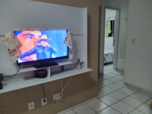 una TV a schermo piatto su una mensola in camera di APTO 201 completo temporada Maceió (DIARIA) a Maceió