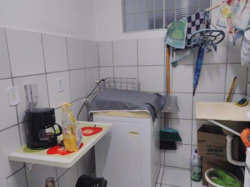 een keuken met een kleine koelkast en een plank bij APTO 201 completo temporada Maceió (DIARIA) in Maceió