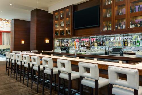 - un bar avec une rangée de chaises dans une pièce dans l'établissement Crowne Plaza Times Square Manhattan, an IHG Hotel, à New York