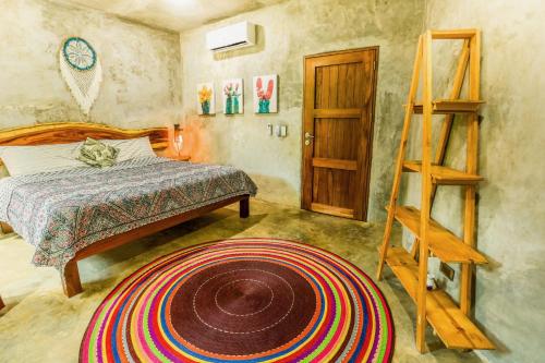 1 dormitorio con cama y escalera de madera en Beunavista Villas, en Buenavista