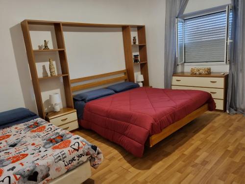 sypialnia z 2 łóżkami i oknem w obiekcie La casetta all'angolo w mieście Passo Oscuro