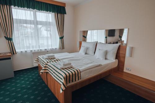 Postel nebo postele na pokoji v ubytování Hotel Grand