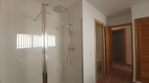y baño con ducha acristalada. en Del Parque Flats Picasso Townhouse, en Marbella