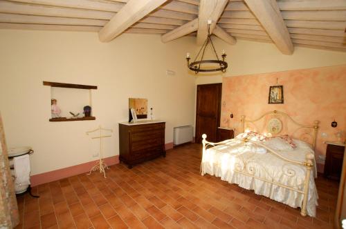 a bedroom with a bed and a dresser and a mirror at Il Giardino in Asciano