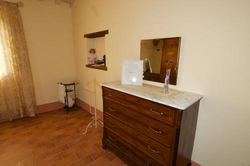 a bathroom with a sink and a mirror at Il Giardino in Asciano