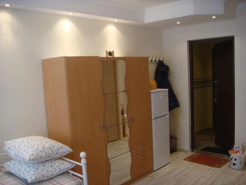 Cette petite chambre comprend un réfrigérateur et une armoire. dans l'établissement Cozy studio apartment, à Tallinn