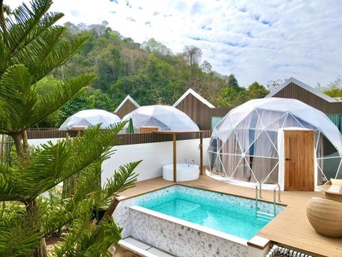 Ban Thung SawangにあるThe X10 Nordic Tent and Glamping Pool Villa Khaoyai เขาใหญ่ - SHA Certifiedのスイミングプールとドーム付きの豪華なヴィラです。