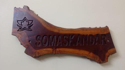 的住宿－Somas kandar Lodge，标有somaruslandar名字的木牌
