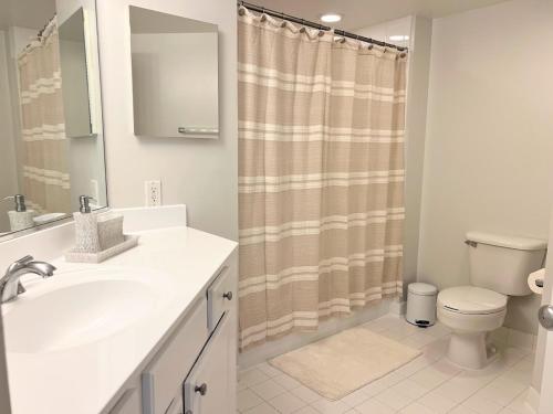 Bilik mandi di Relax and Unwind Ballston 5 Beds