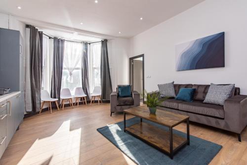 sala de estar con sofá y mesa en Victoria Apartments: Contractor's Choice 3BR in Hartlepool, en Hartlepool