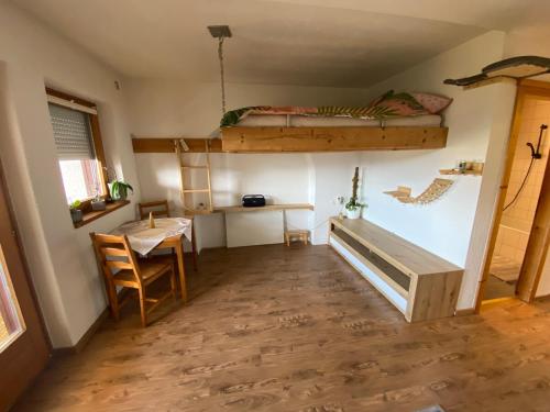 um quarto com um beliche e uma secretária em Bergblick em Edlbach