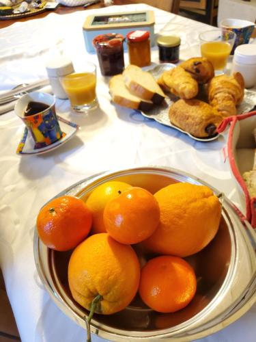 un bol d'oranges assis au-dessus d'une table dans l'établissement Domaine de la Gémolière, à Gémozac