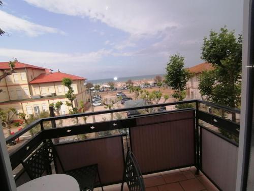 un balcón con vistas a un aparcamiento en HOTEL VILLA SANTANNA, en Rímini