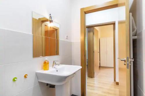 a bathroom with a white sink and a mirror at ACE Z12 Apartamento Céntrico Bilbao 3 Pax - Parking gratis in Bilbao