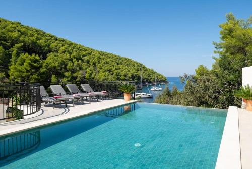 Beautiful beach villa with infinity pool, Hvar