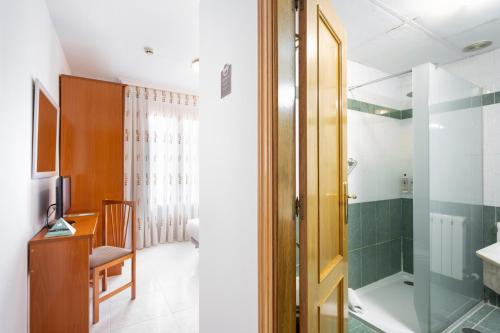 baño con ducha y puerta de cristal en Hotel Alda Ciudad de Toro, en Toro