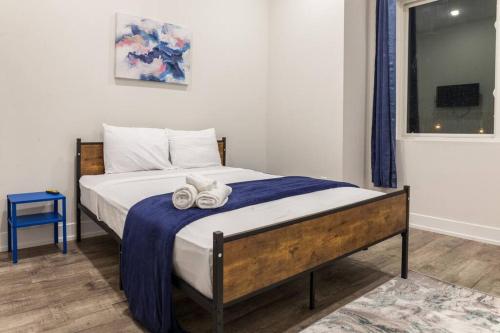 um quarto com uma cama com duas toalhas em City Explorer's Dream - 3BR Gem with WiFi+Laundry em Filadélfia