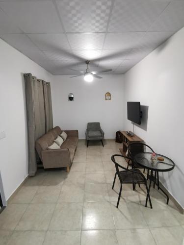 ein Wohnzimmer mit einem Sofa und einem Tisch in der Unterkunft Apartamento full en David, Chiriquí. 