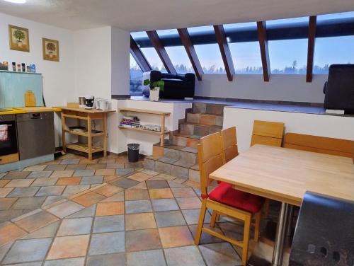eine Küche mit einem Tisch und Stühlen sowie eine Treppe in der Unterkunft Ferienwohnung am Egelsee 