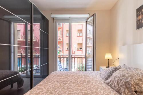 een slaapkamer met een bed en grote ramen bij ACB - Z26 APARTAMENTO CENTRICO BILBAO - Parking Gratis in Bilbao