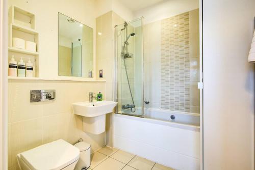 y baño con aseo, lavabo y ducha. en Pass the Keys Cosy flat in Chelmsford en Chelmsford