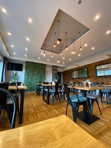 卡尔帕奇Miło mi的配有木桌椅的餐厅