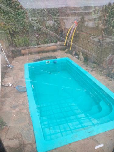 una piscina azul en un patio en CASA LUZ en La Boca