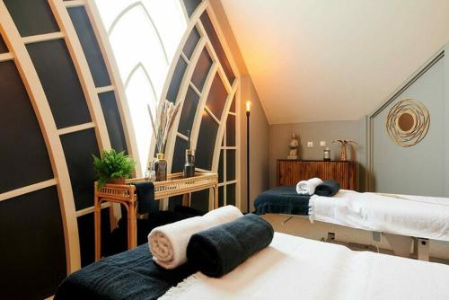 um quarto com duas camas e uma secretária em 4 Persoons BoetiekCHalet met hottub em Voorthuizen