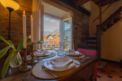 stół jadalny z widokiem na góry w obiekcie Casa Giovio Lake Como w Como