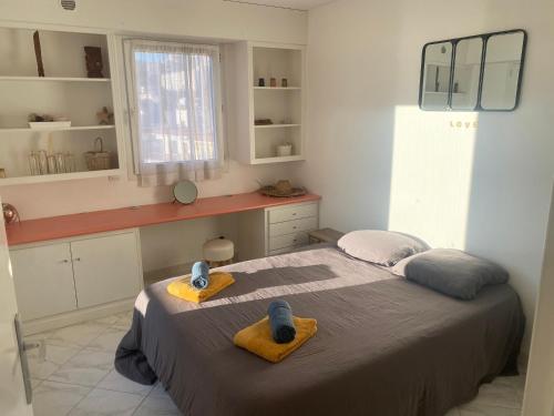 une chambre avec un lit avec deux serviettes dessus dans l'établissement Magnifique vue mer la Californie, à Nice