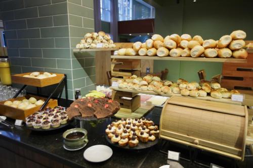 een bakkerij met veel verschillende soorten donuts en gebak bij Transamerica Executive Nova Paulista in Sao Paulo