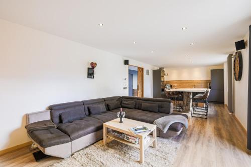 un salon avec un canapé et une table dans l'établissement Logement chaleureux haut de gamme dans le Trièves - WIFI - NETFLIX, à Clelles