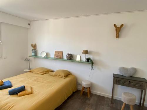 une chambre avec un grand lit et un bureau dans l'établissement Magnifique vue mer la Californie, à Nice