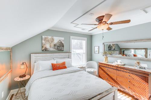 1 dormitorio con 1 cama y ventilador de techo en Scottsville Cottage Fire Pit and All-Year Lake View, en Lucas