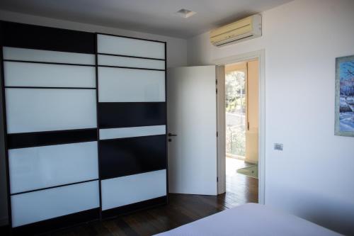 Una cama o camas en una habitación de Exclusive Lake Villa