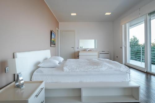 Una cama o camas en una habitación de Exclusive Lake Villa
