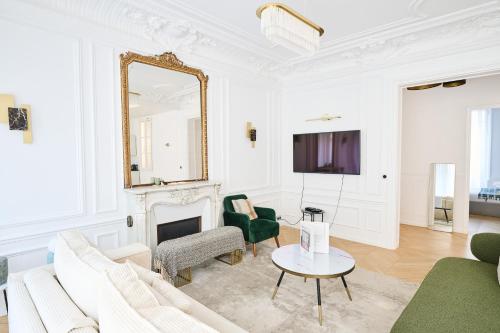 un salon avec une cheminée et un miroir dans l'établissement Champs Elysées!Montaigne, New Luxurious 6pers flat, à Paris