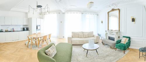 un salon avec un canapé et une table dans l'établissement Champs Elysées!Montaigne, New Luxurious 6pers flat, à Paris