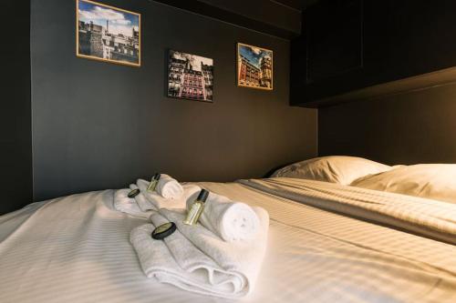 Una cama con toallas enrolladas encima. en Bright apartment in the 10Arr. - 4 people, en París