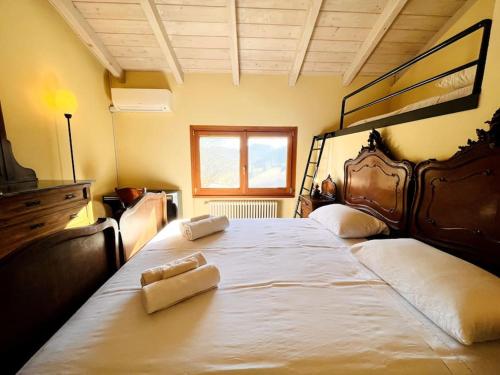 ein großes Bett in einem Schlafzimmer mit zwei Handtüchern darauf in der Unterkunft Casa Mina(Wi-fi & TV) in Serralunga di Crea