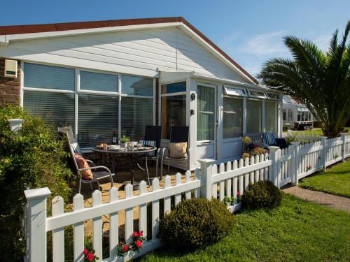 una cerca blanca frente a una casa en Cromarty Cottage Eastbourne, en Pevensey