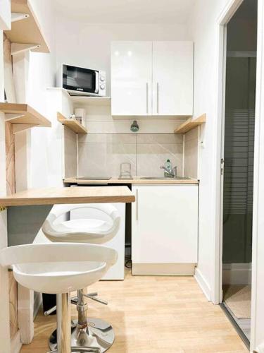une petite salle de bain avec toilettes et lavabo dans l'établissement L'Echappée Nantaise, à Nantes