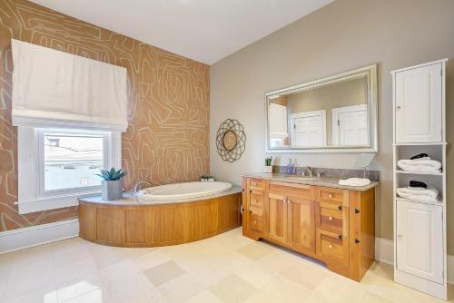 łazienka z wanną i umywalką w obiekcie Stunning Historic Home - DT Location! - Sleeps 8 w mieście Denver