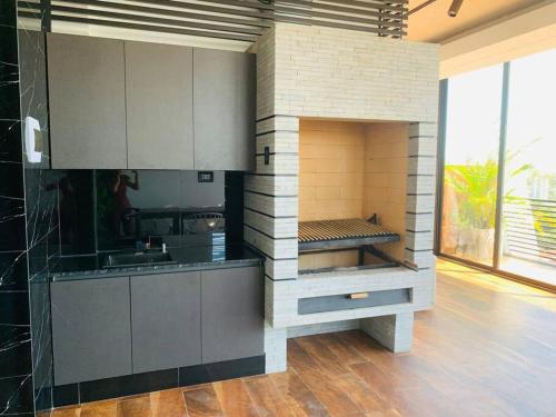 a kitchen with a brick oven in a room at Departamento con vista de lujo in Santa Cruz de la Sierra