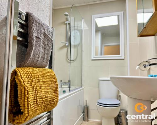y baño con ducha, aseo y lavamanos. en 1 Bedroom Apartment by Central Serviced Apartments - Close To University of Dundee - Sleeps 2 - Ground Level - Self Check In - Modern and Cosy - Fast WiFi - Heating 24-7 en Dundee