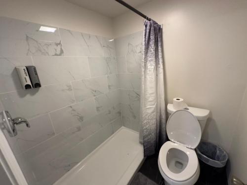 biała łazienka z toaletą i prysznicem w obiekcie Walking Distance to Little Italy w mieście San Diego