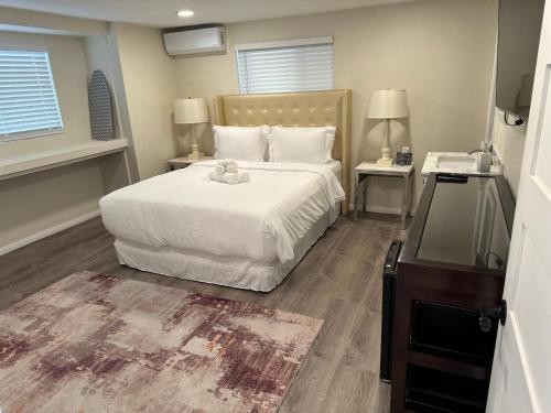 sypialnia z łóżkiem z pluszowym misiem w obiekcie Walking Distance to Little Italy w mieście San Diego
